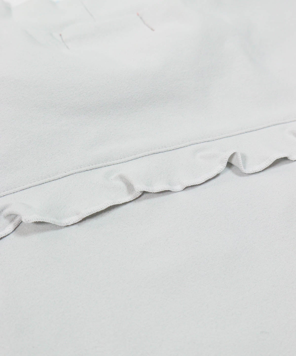 バックフリル部分(ライトグレー)