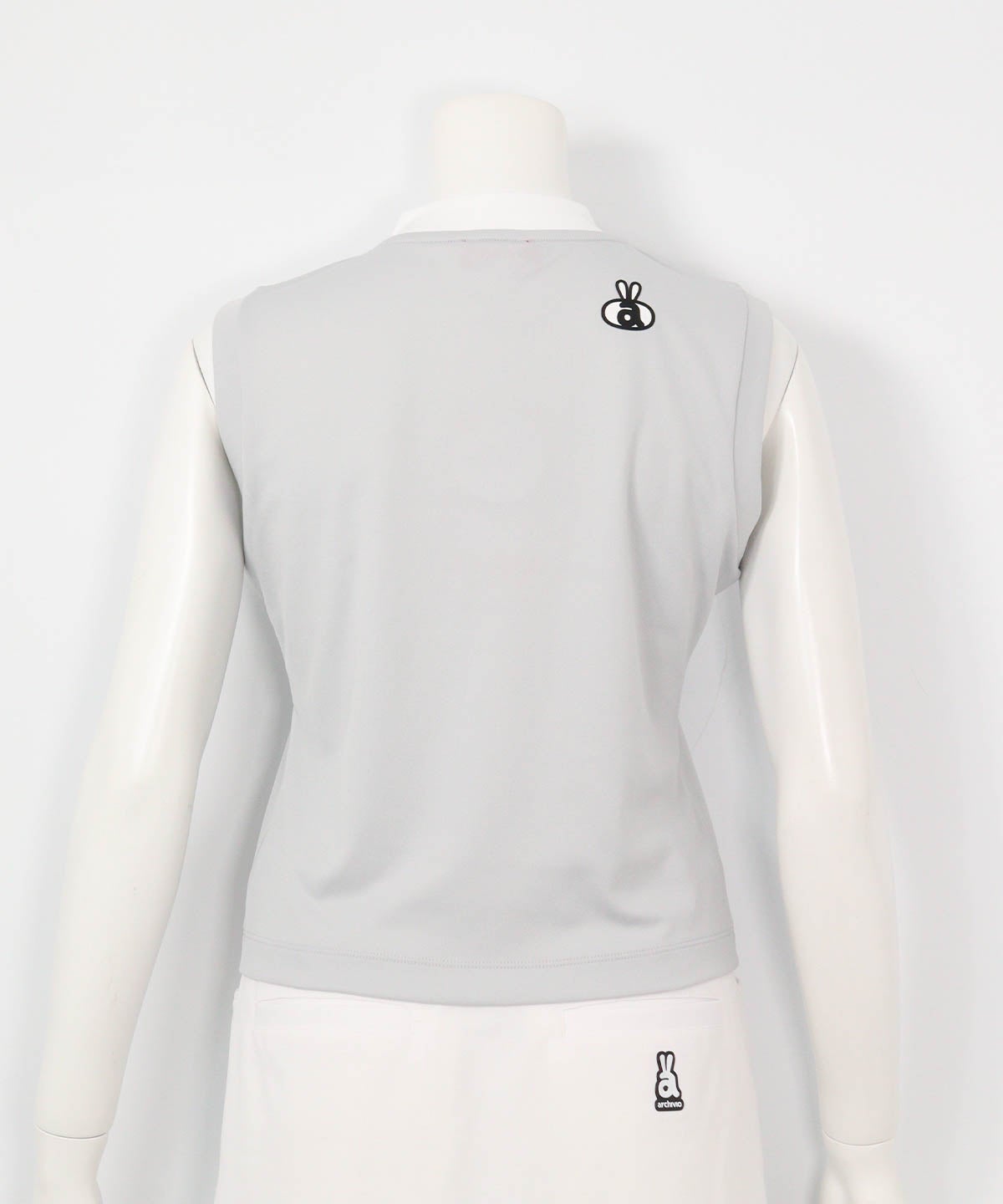 ダブルロゴUVノースリプルオーバー（ライトグレー）後ろ