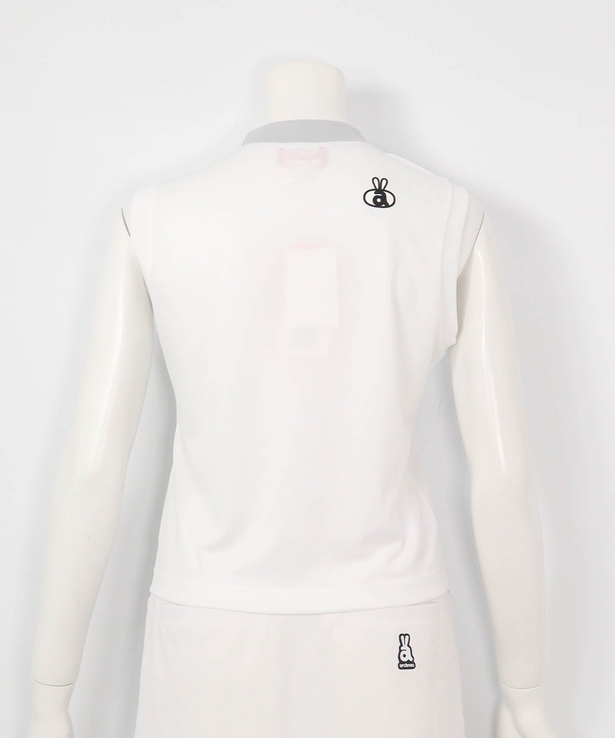 ダブルロゴUVノースリプルオーバー（ホワイト）後ろ