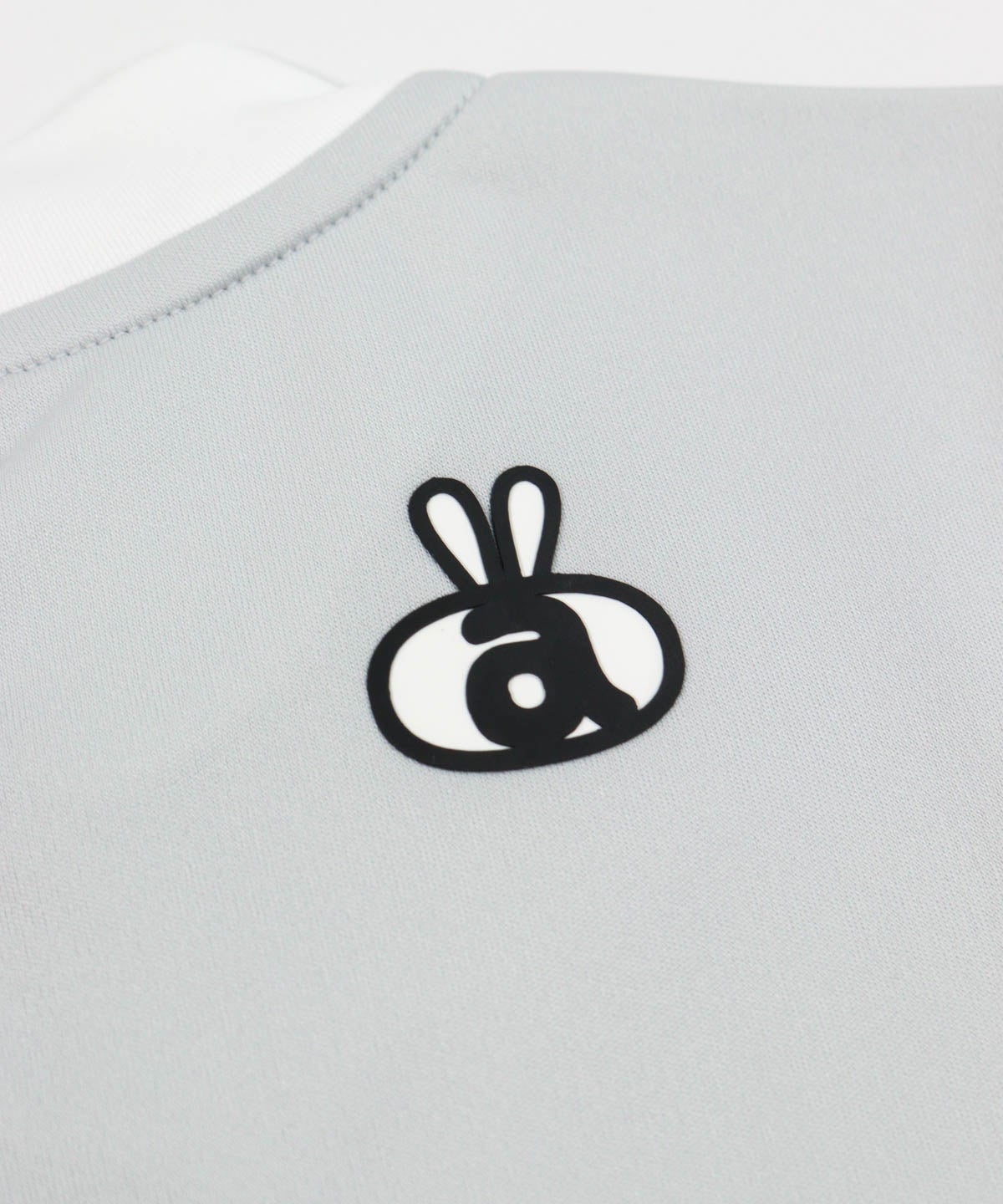 バックにはワンポイントのウサロゴプリント（ライトグレー）