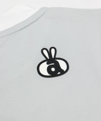 バックにはワンポイントのウサロゴプリント（ライトグレー）