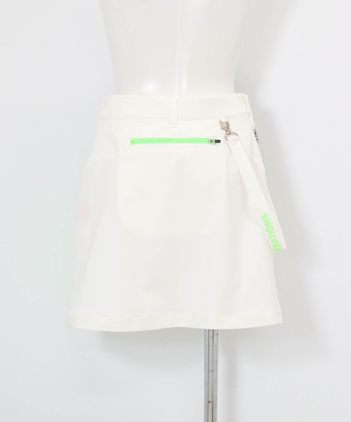 マーカー付き撥水フレアスカート(ホワイト)後ろ