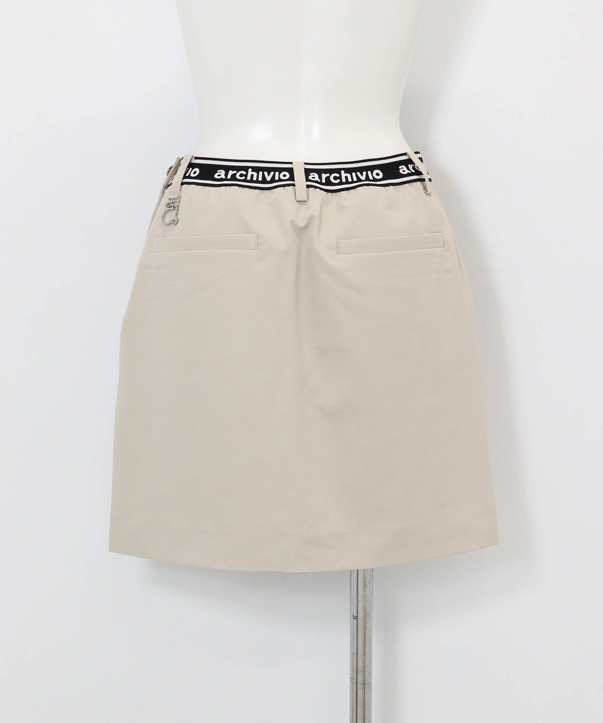 UV速乾パイピングラインスカート(ベージュ)後ろ