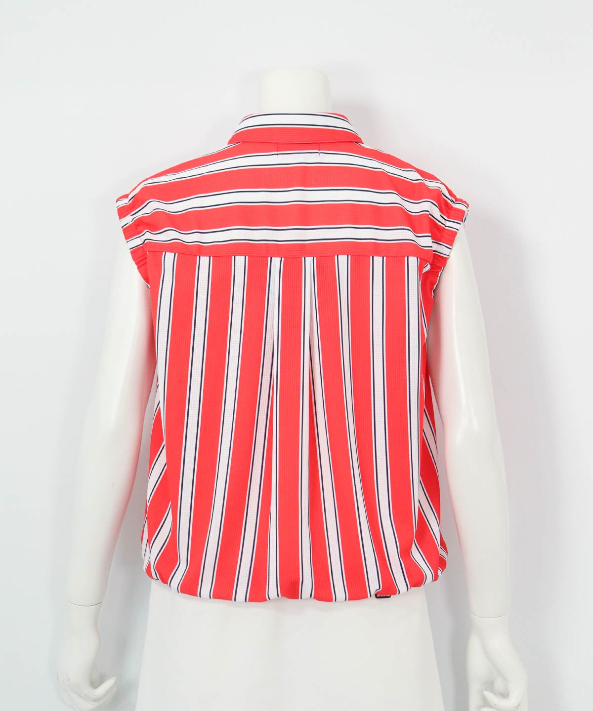 ストライプ柄ノースリ速乾プルオーバー(レッド)後ろ