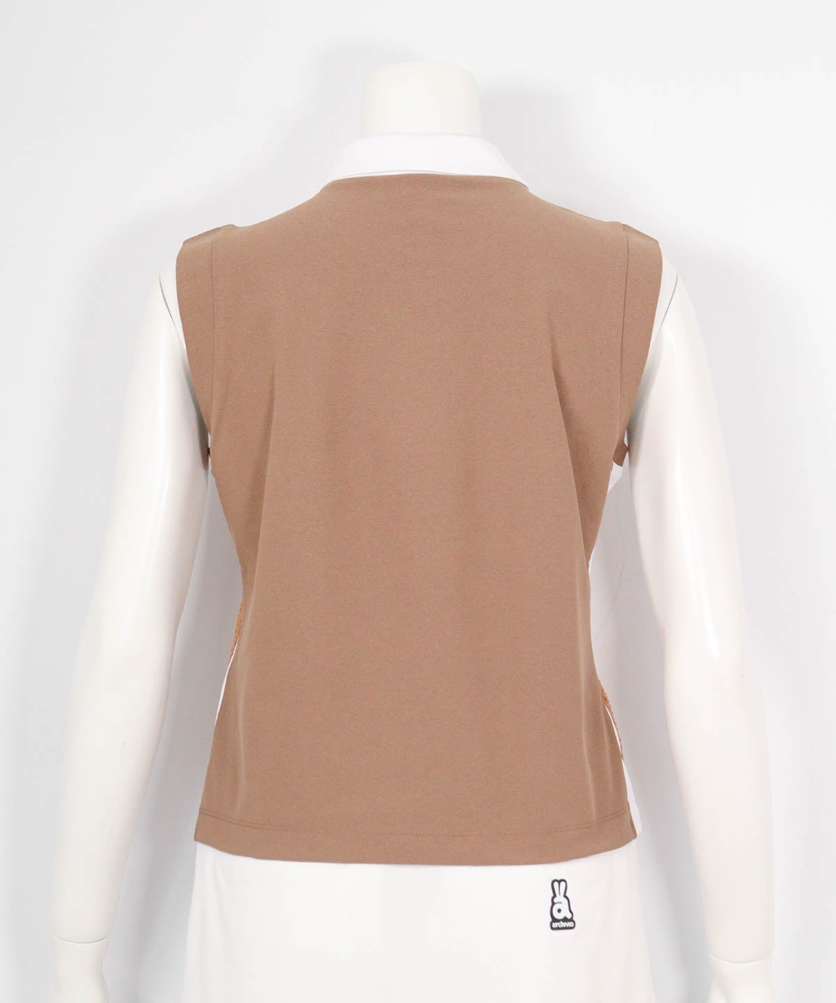 前後異素材ノースリロゴプルオーバー(ブラウン)後ろ