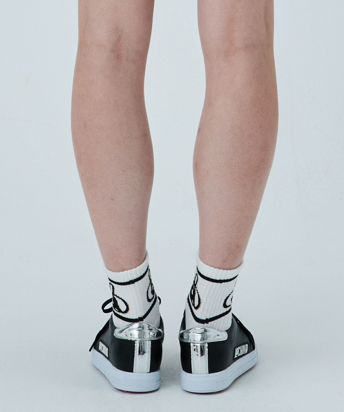 モデル着用画像(ホワイト×ブラック)