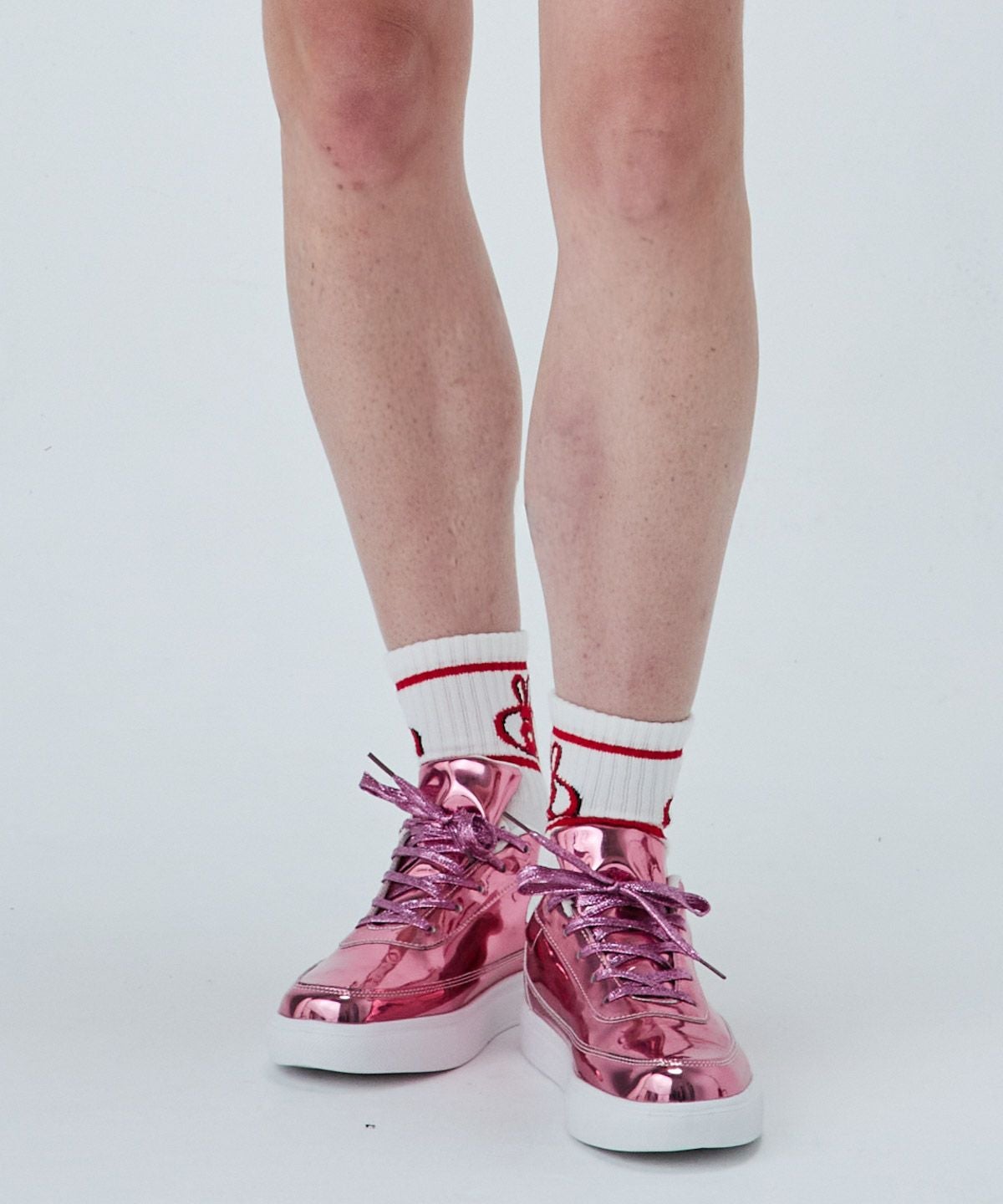 モデル着用画像(ホワイト×レッド)