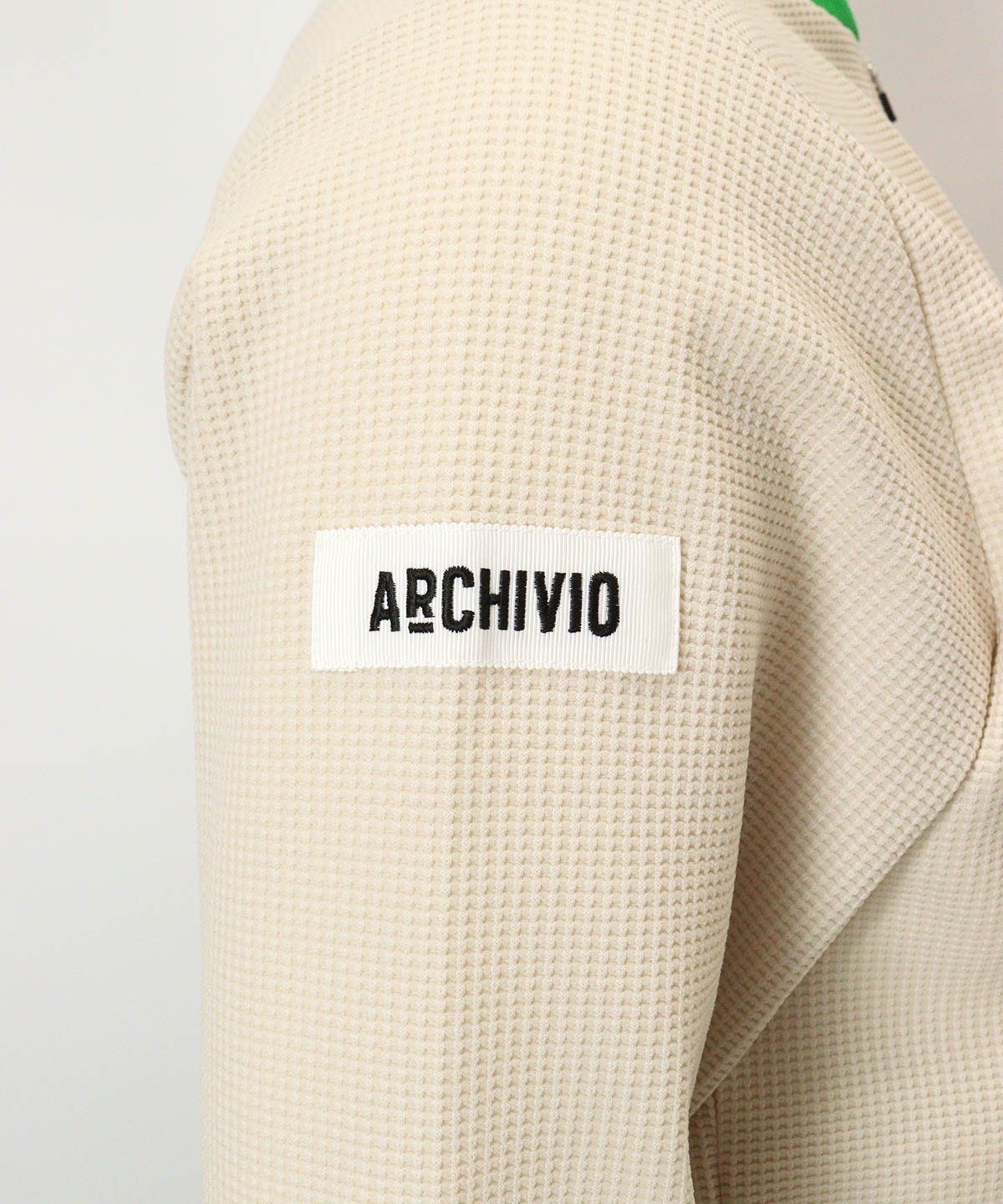 ロゴ部分（ベージュ）