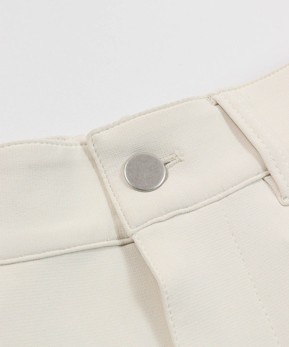 ボタン部分（ベージュ）