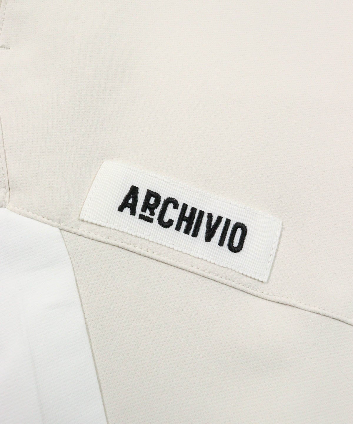 ロゴ部分（ベージュ）