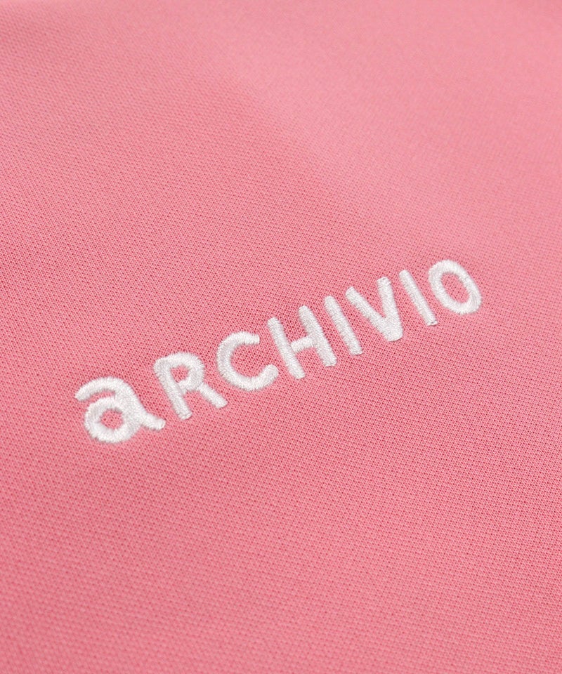 胸元ロゴデザイン部分（ピンク）