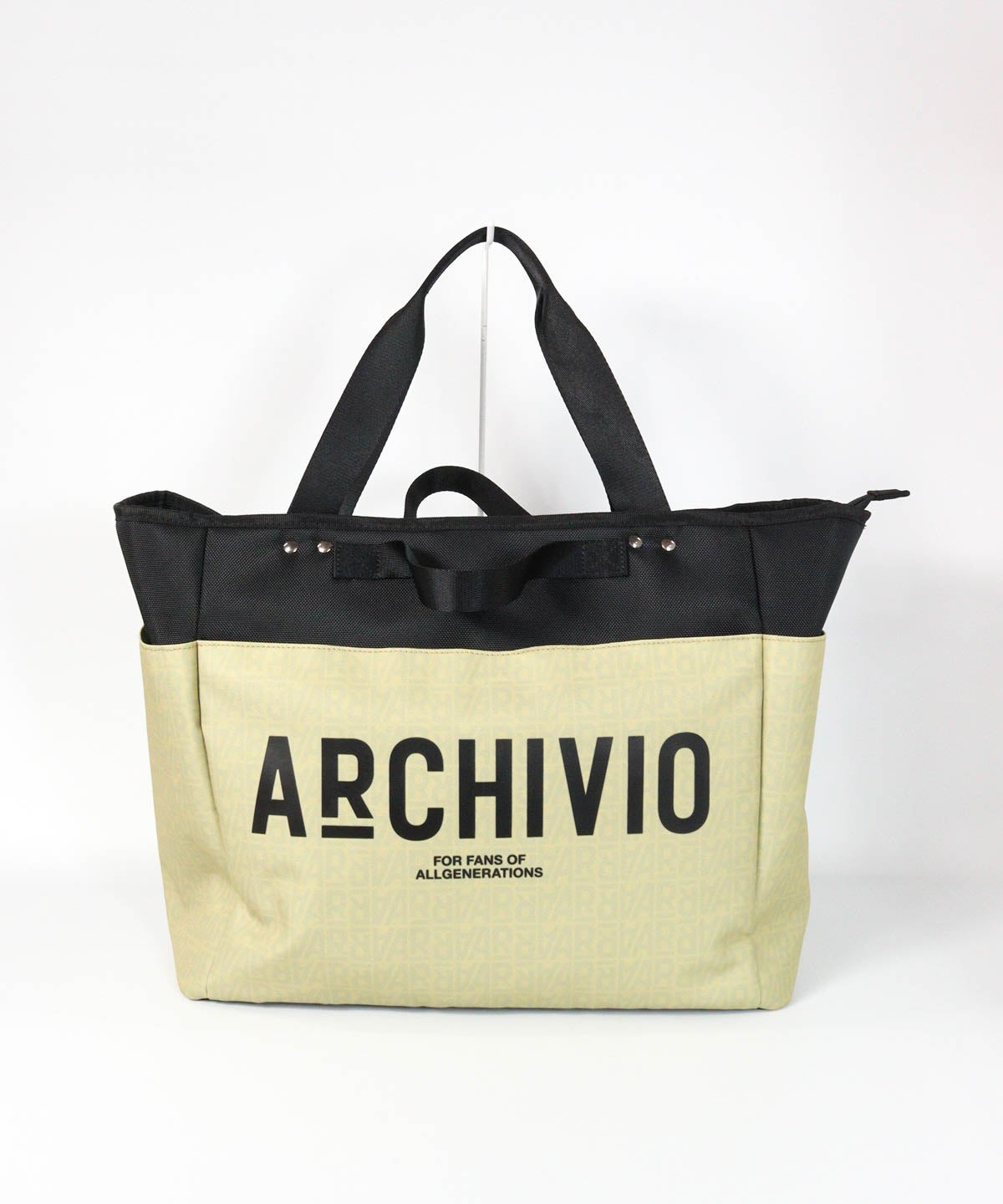 【メンズ】ARロゴ柄ボストンバッグ（ベージュ）