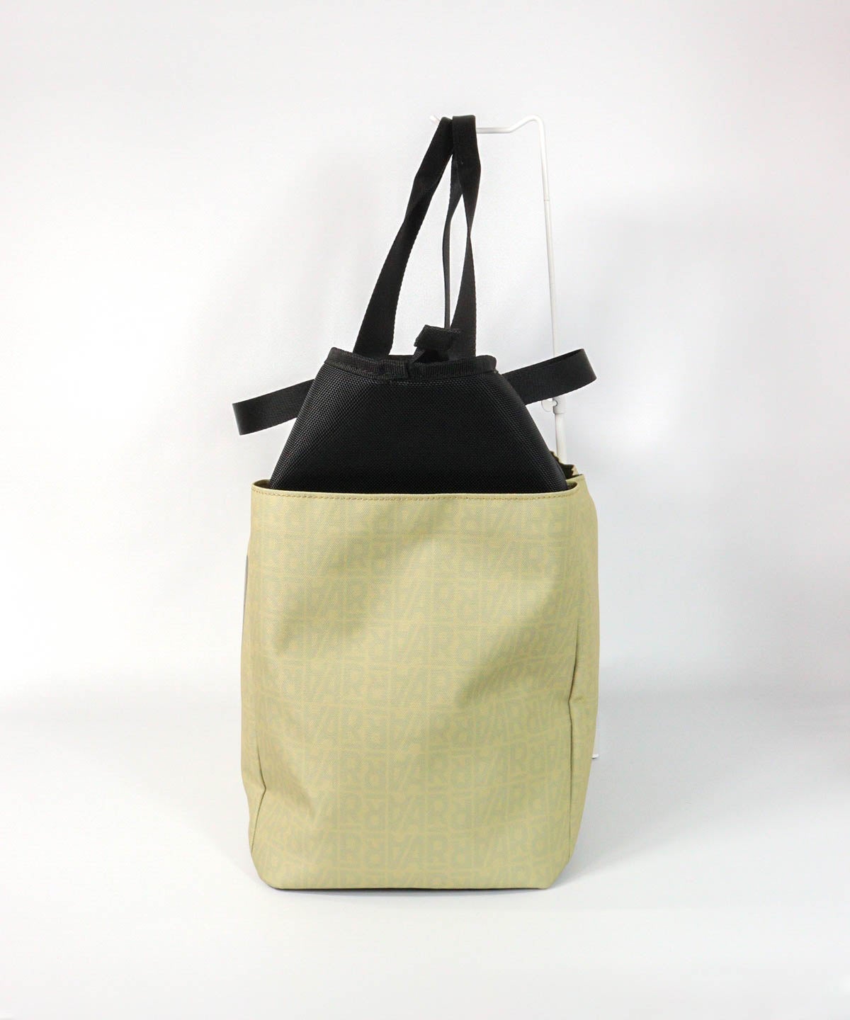 【メンズ】ARロゴ柄ボストンバッグ横（ベージュ）