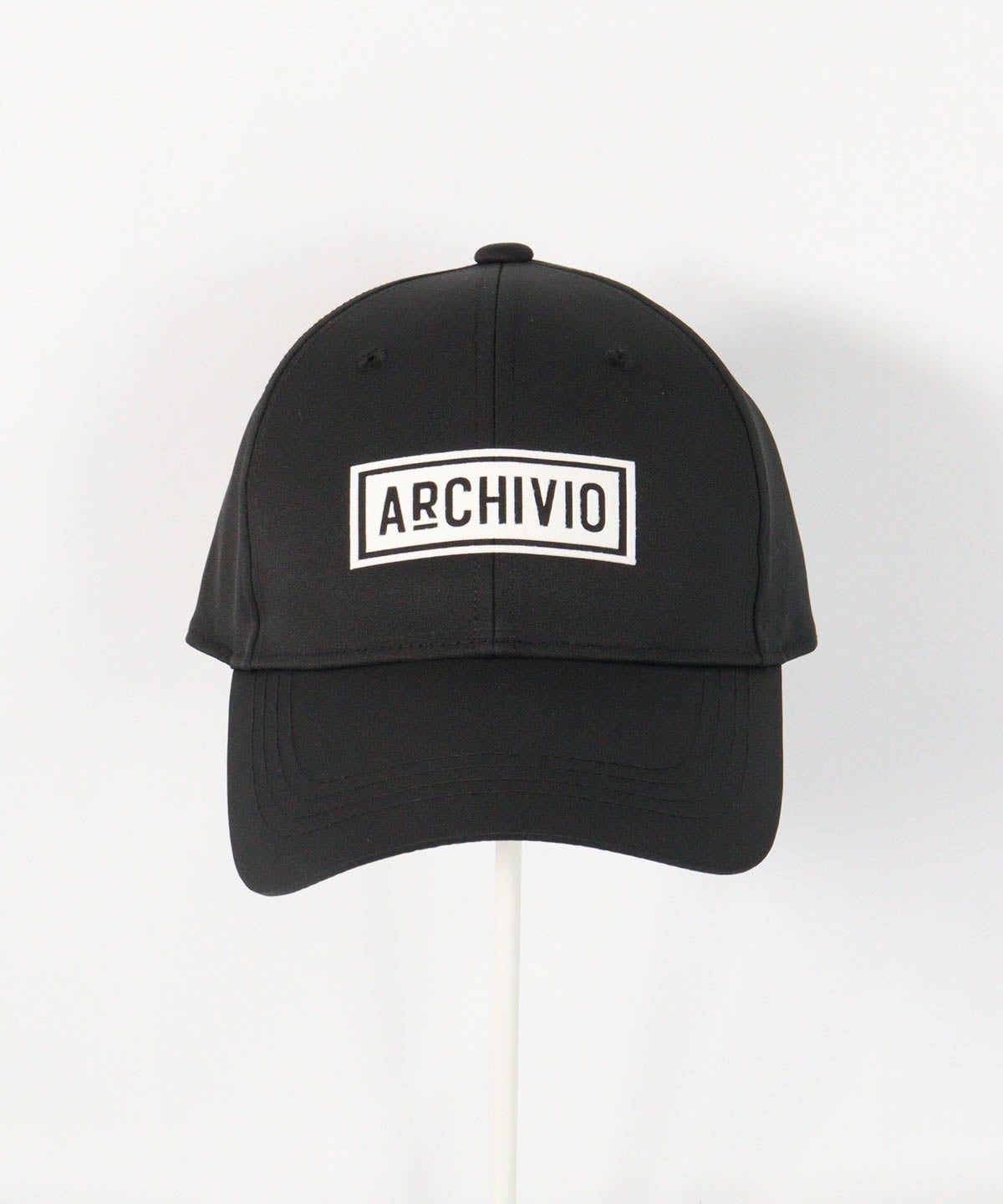 【メンズ】ボックスロゴ撥水キャップ正面（ブラック×ホワイト）