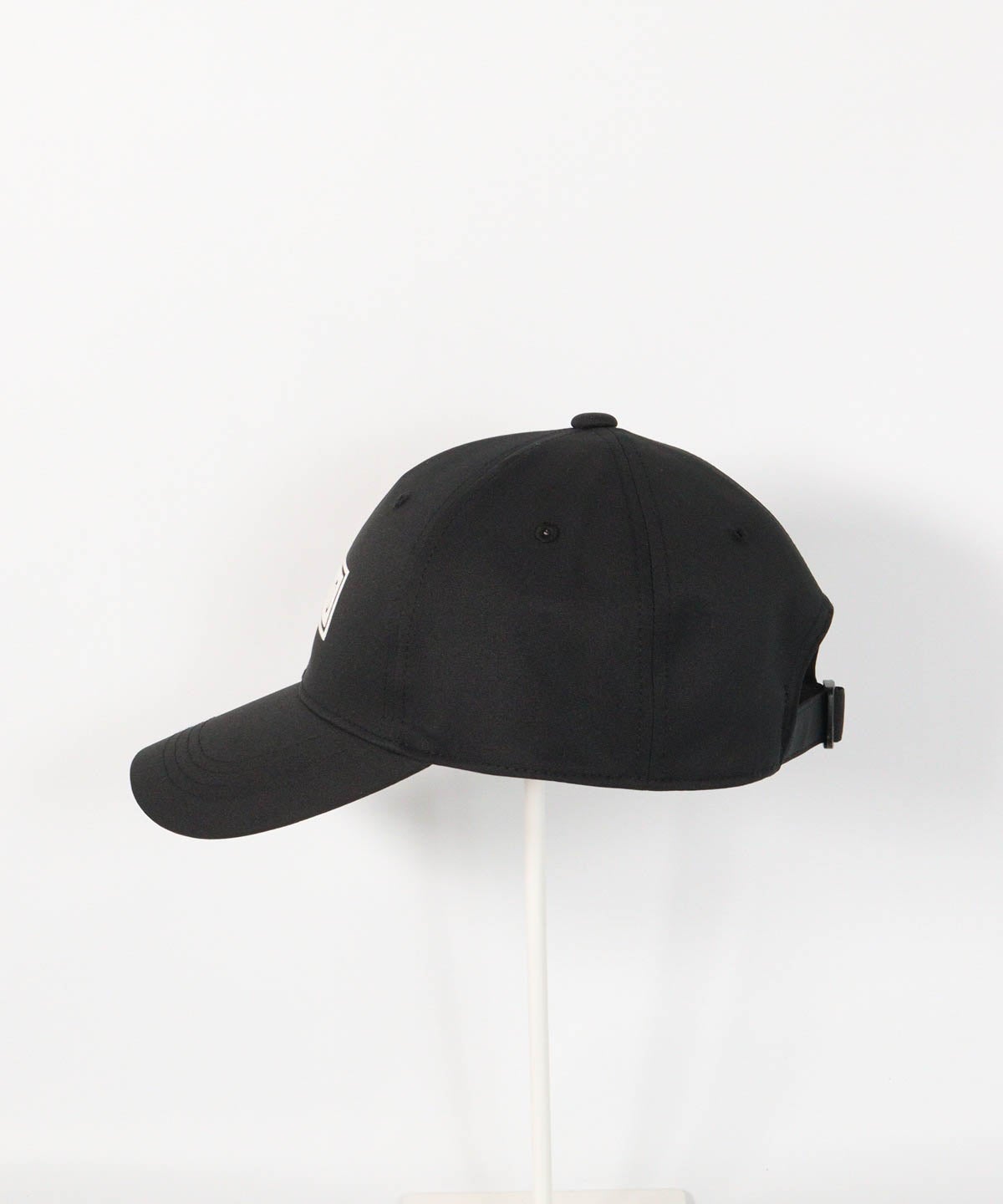 【メンズ】ボックスロゴ撥水キャップ左横（ブラック×ホワイト）