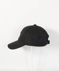 【メンズ】ボックスロゴ撥水キャップ左横（ブラック×ホワイト）