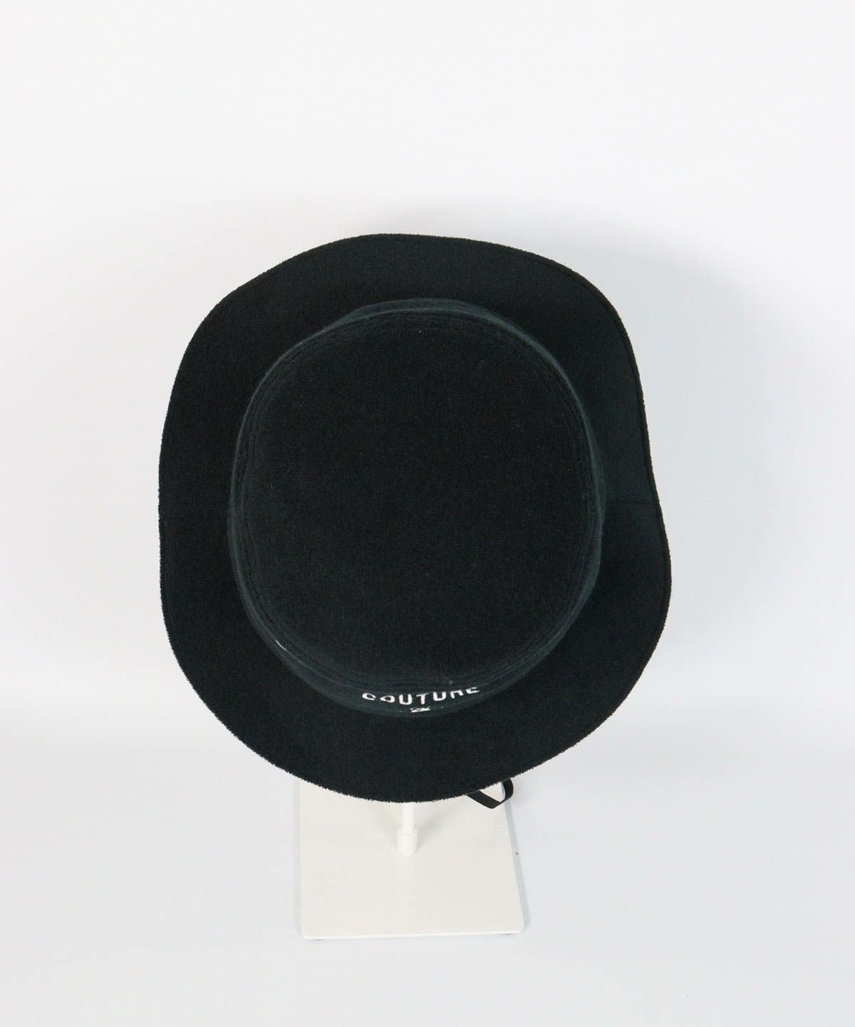 サンシェード付ロゴ刺繍ハット上部（ブラック）