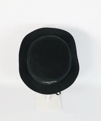 サンシェード付ロゴ刺繍ハット上部（ブラック）