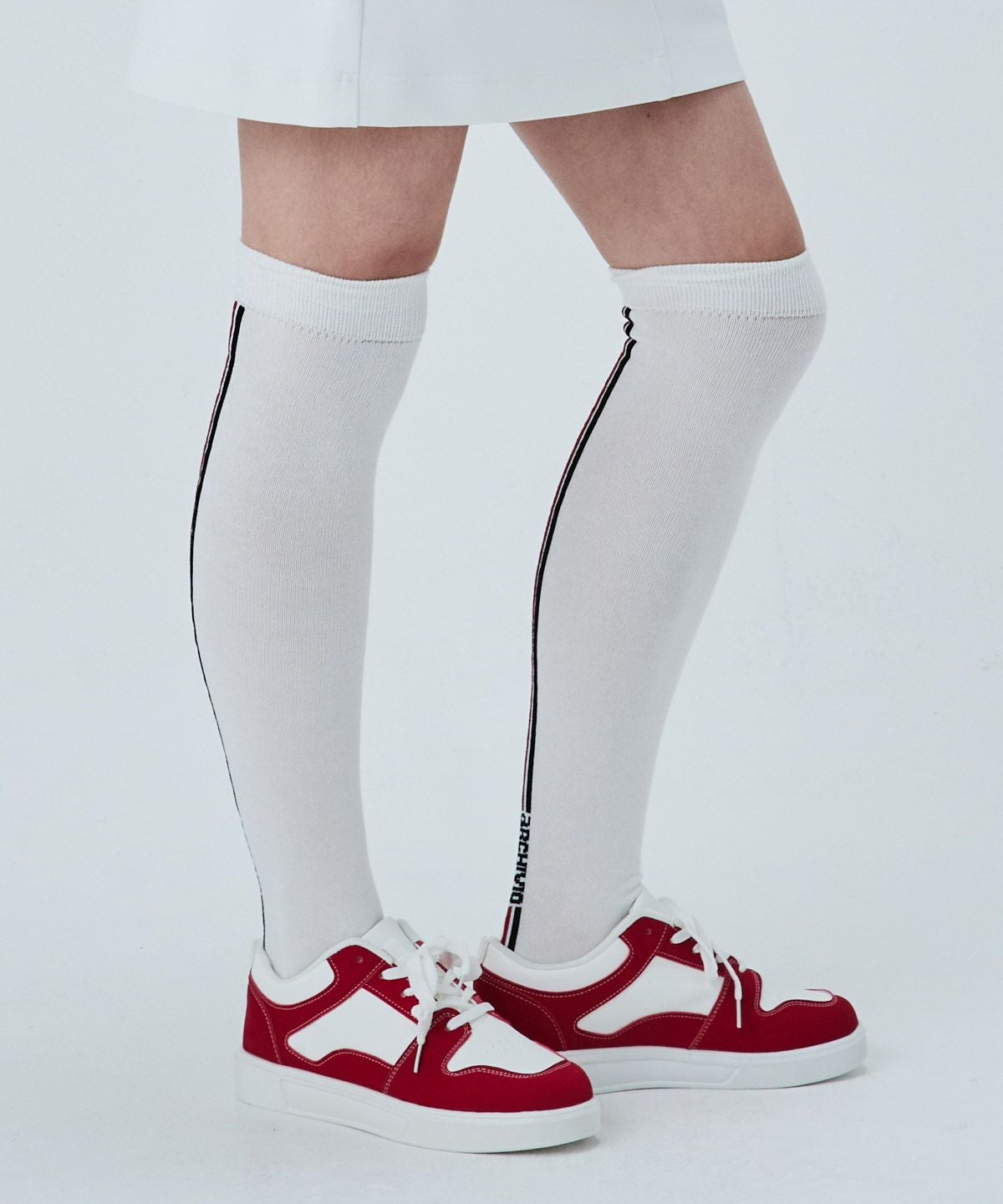 モデル着用画像(ホワイト×レッド)