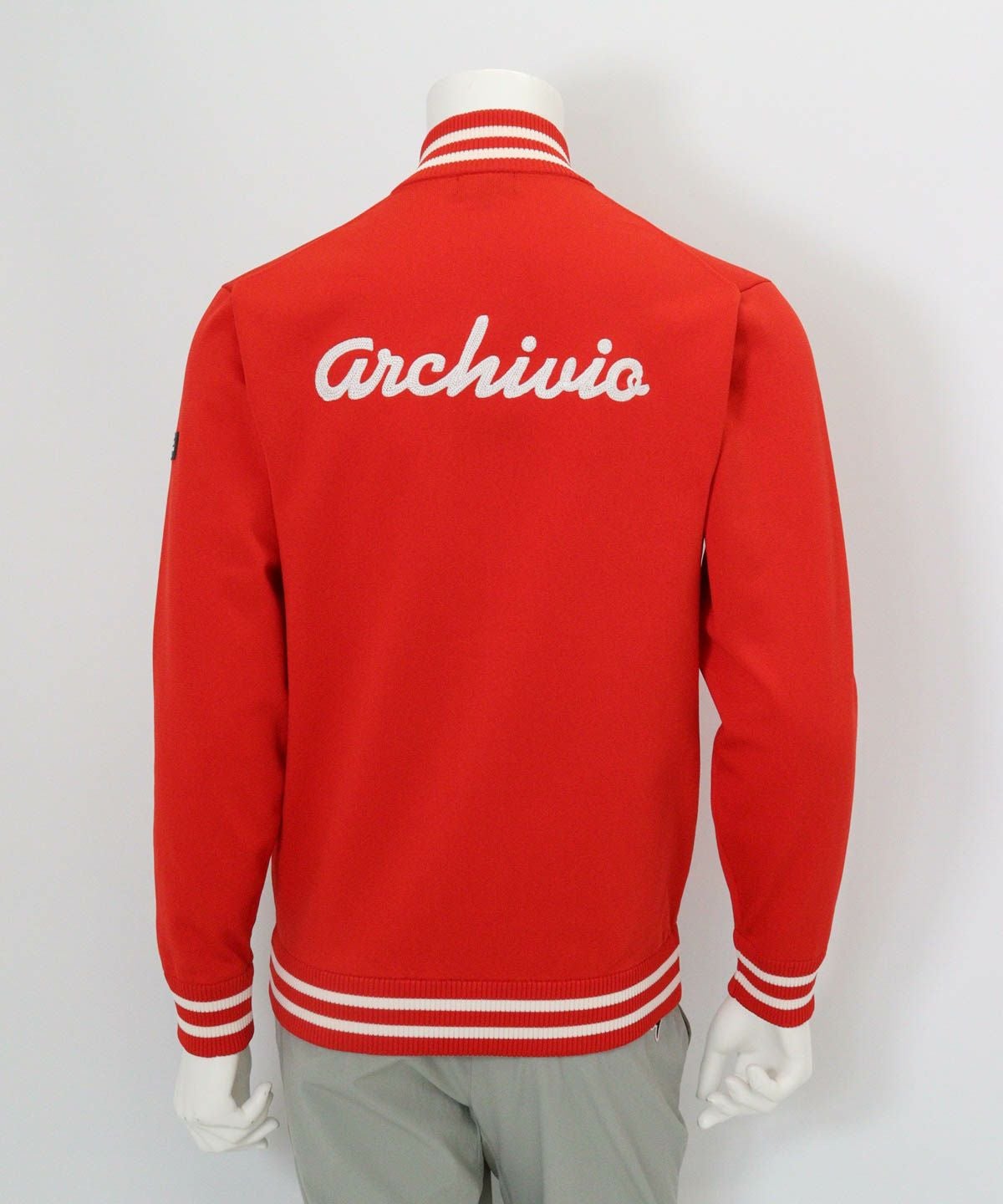 【メンズ】バック刺繍ニットブルゾン後（レッド）