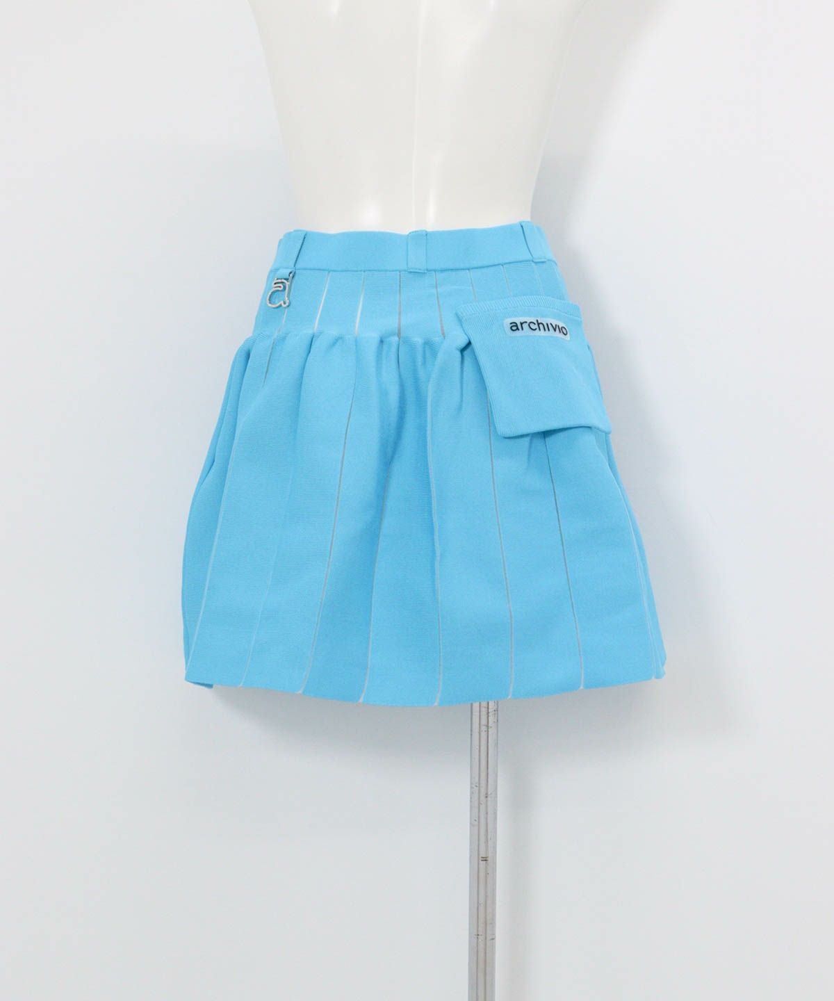 ボリュームニットスカート後（ライトブルー）