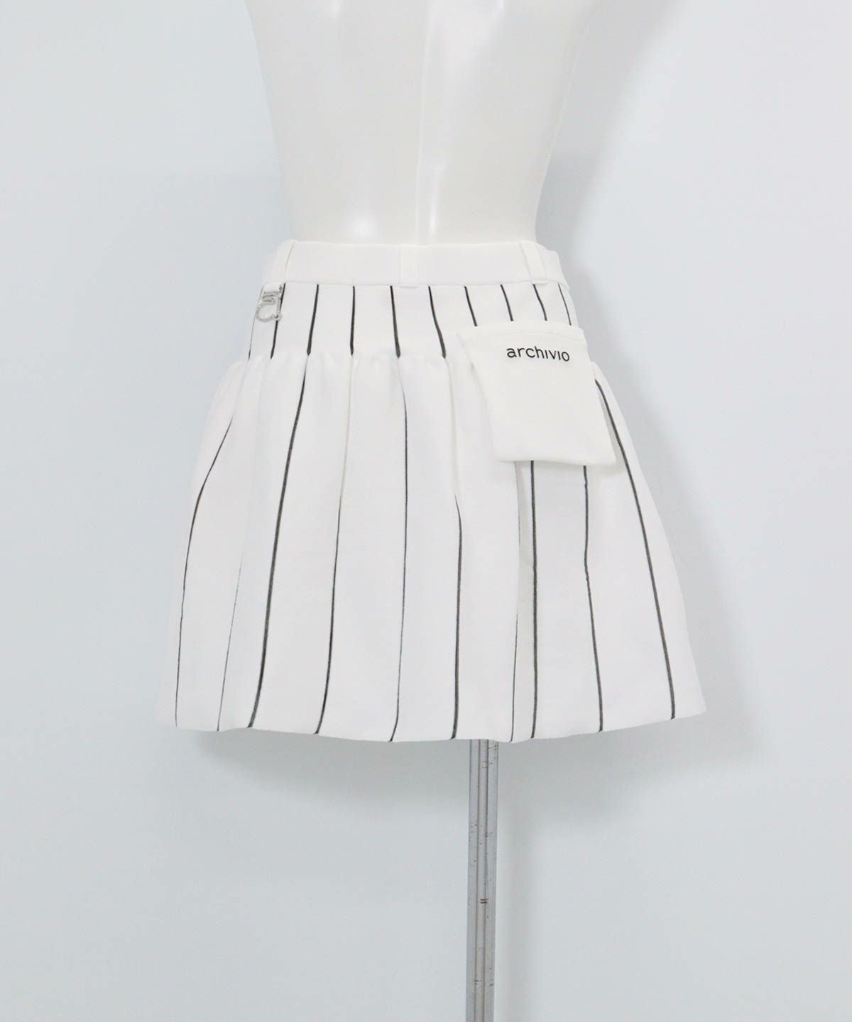 ボリュームニットスカート後（ホワイト）