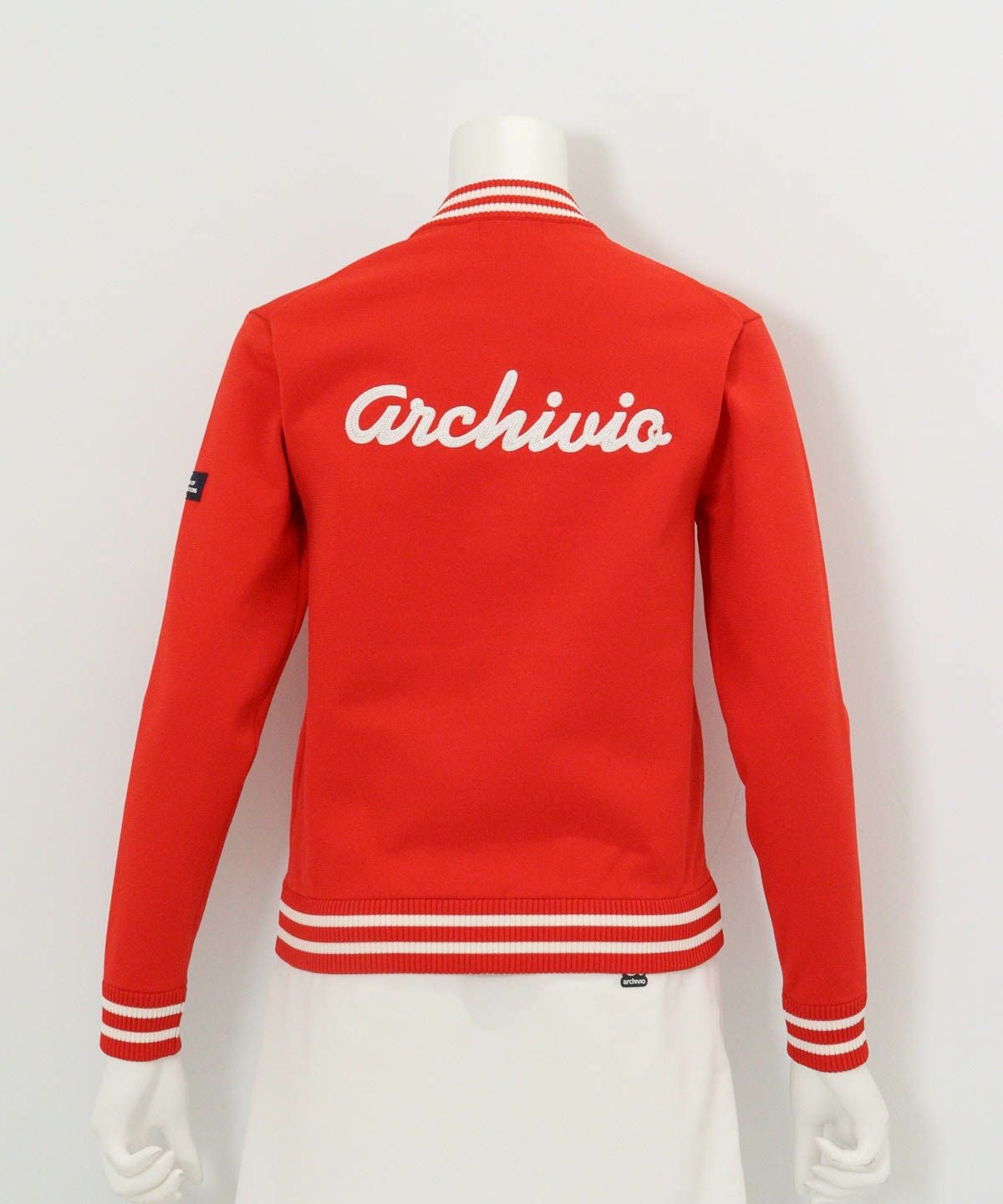 バック刺繍ニットブルゾン後（レッド）