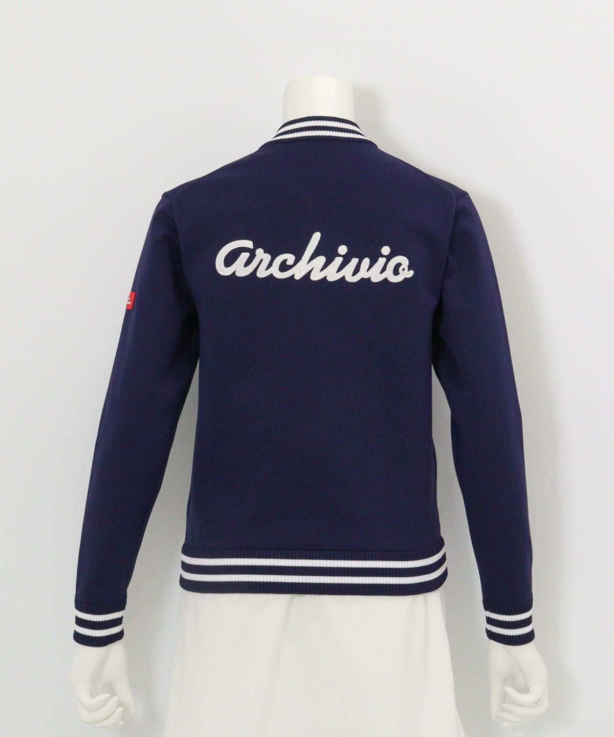 バック刺繍ニットブルゾン後（ネイビー）