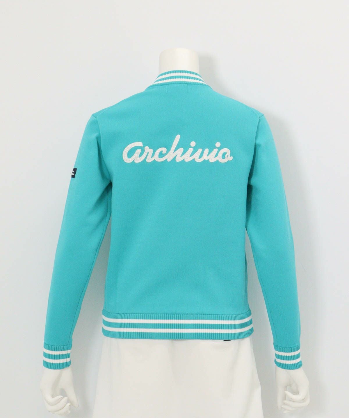 バック刺繍ニットブルゾン後（ライトブルー）