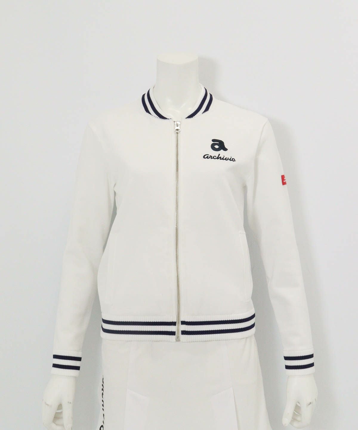 バック刺繍ニットブルゾン（ホワイト）