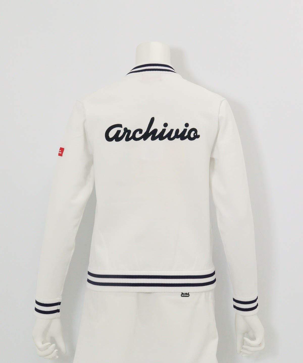 バック刺繍ニットブルゾン後（ホワイト）