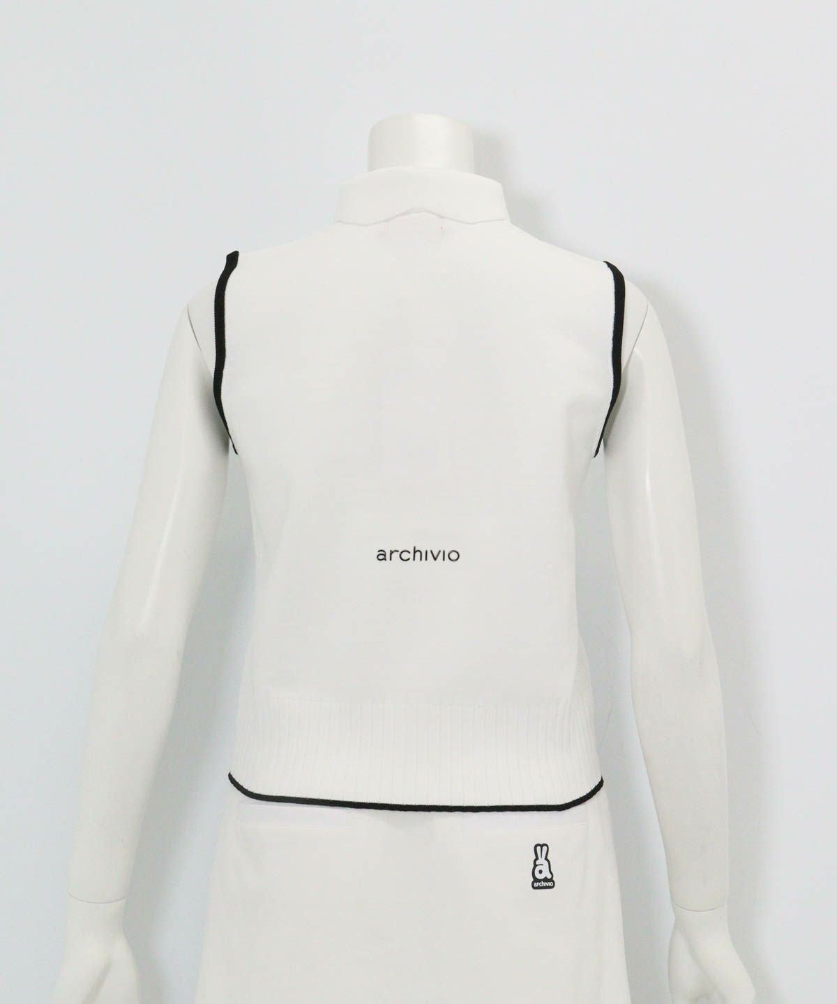 襟付きニットジップベスト後（ホワイト）