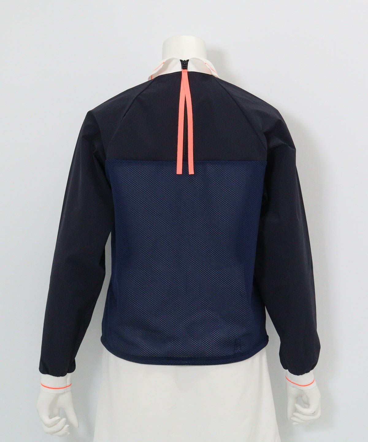 バックメッシュ冷感プルオーバー後（ネイビー）