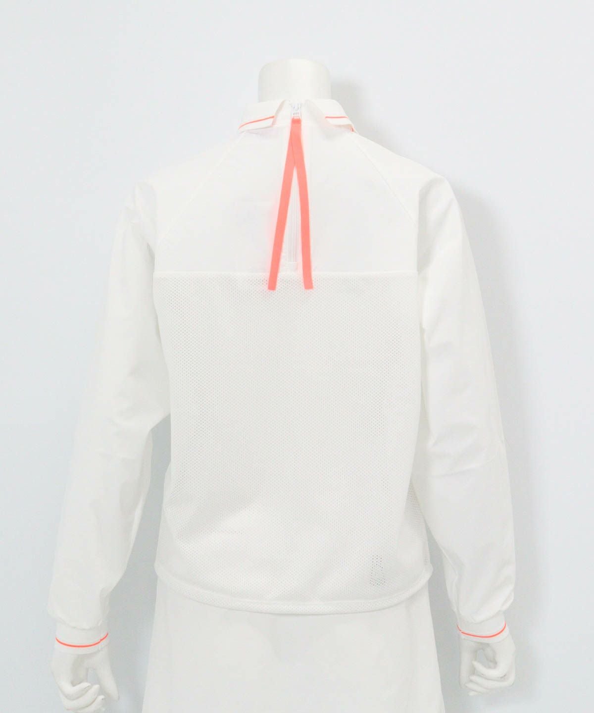 バックメッシュ冷感プルオーバー後（ホワイト）