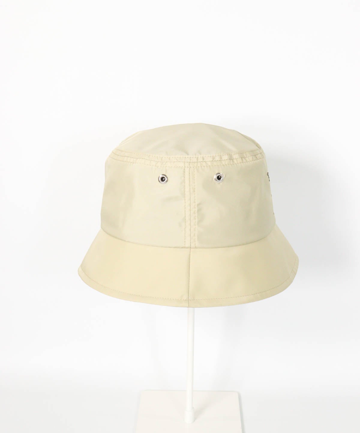 ロゴ刺繍撥水バケットハット(ベージュ)横