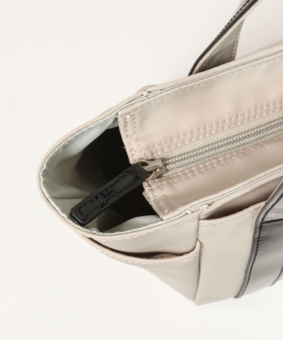 ファスナー部分（ライトグレー）