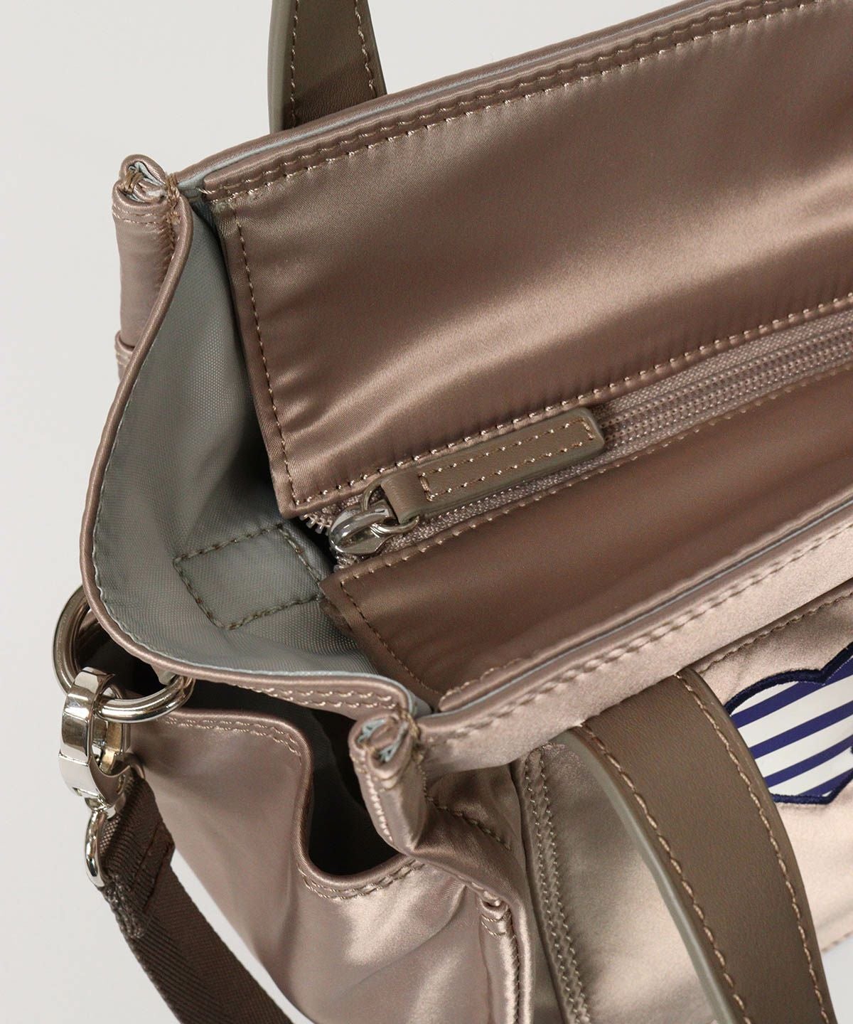 上部ファスナー部分（グレー）