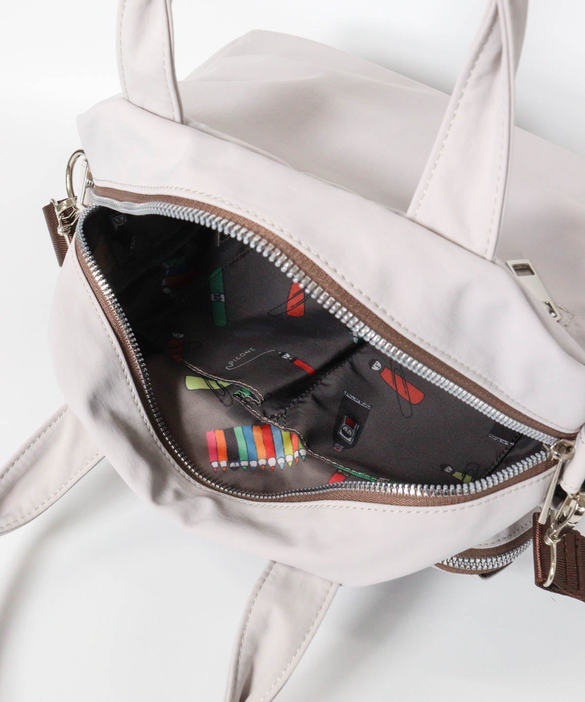 バッグを開いた際の内部（ライトグレー）