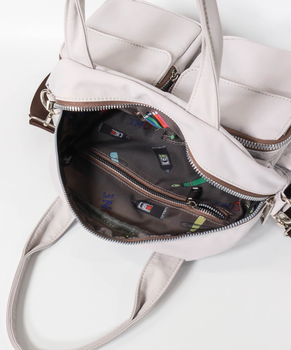 バッグを開いた際の内部にもポケットあり（ライトグレー）