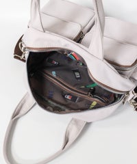 バッグを開いた際の内部にもポケットあり（ライトグレー）