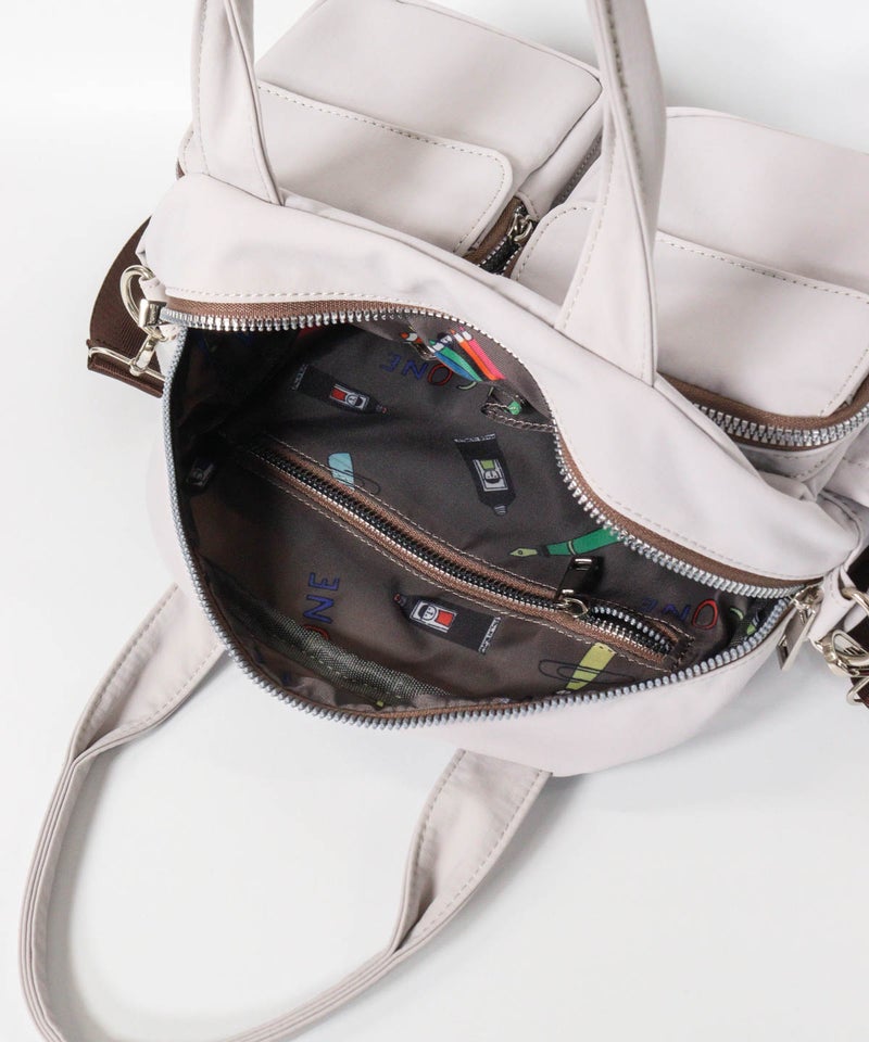 バッグを開いた際の内部にもポケットあり（ライトグレー）