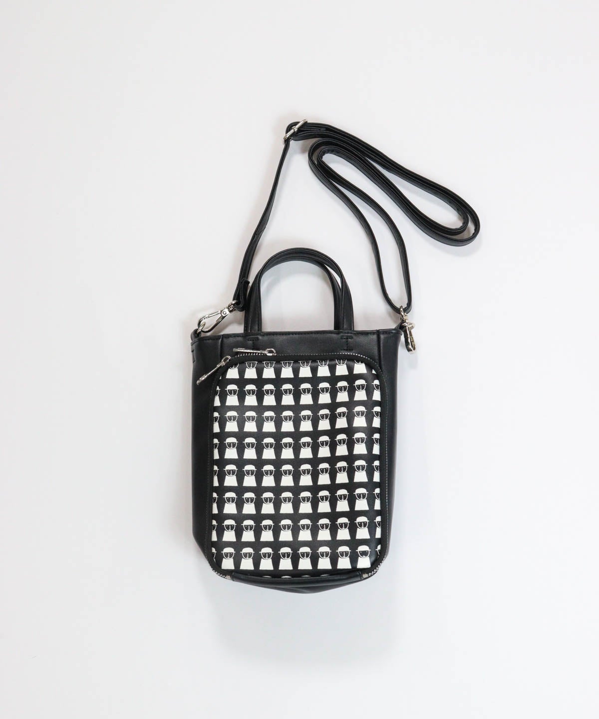 カードポケット付きショルダーバッグ(ブラック)前