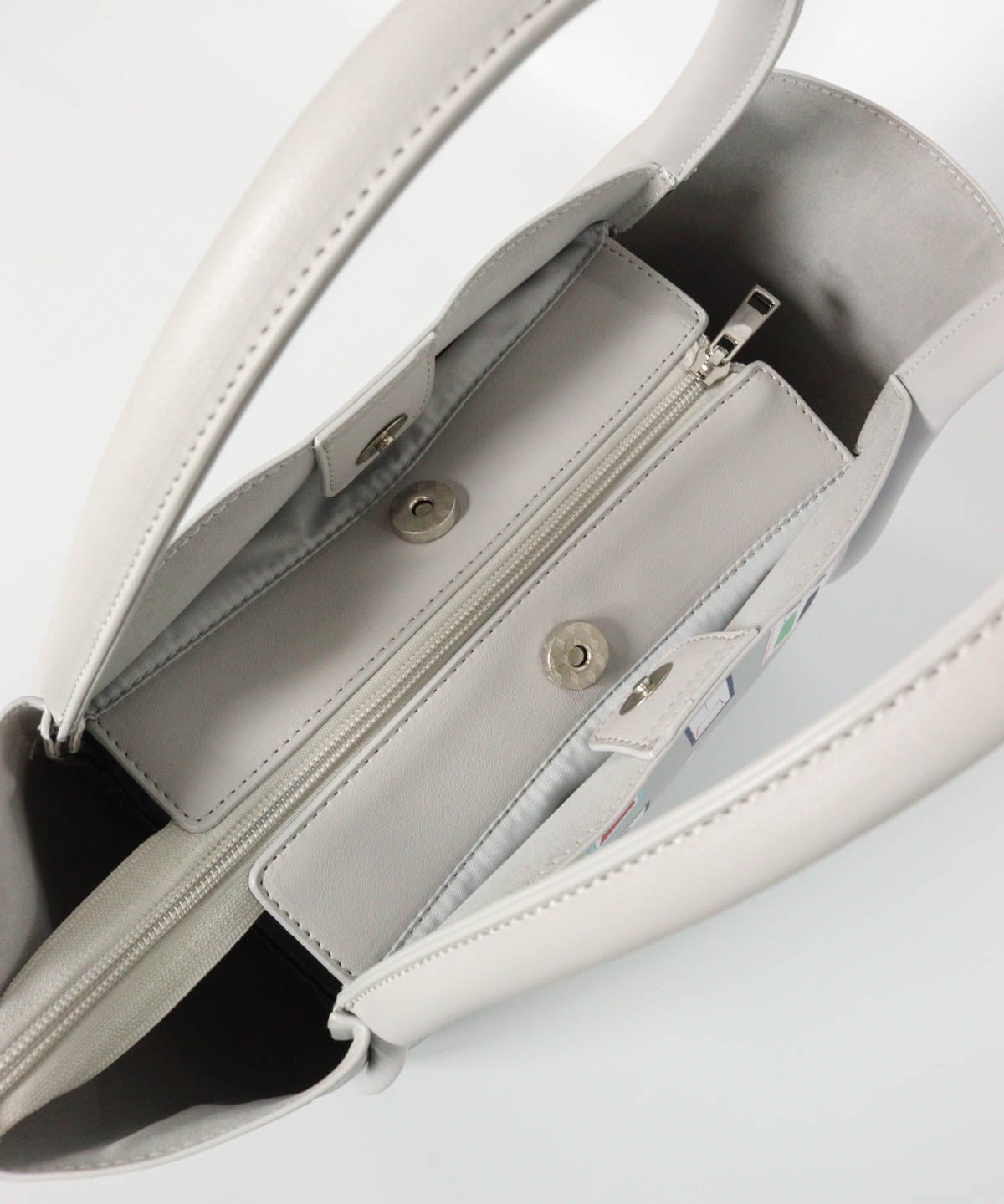 ジッパー閉め時のバッグ内部（ライトグレー）