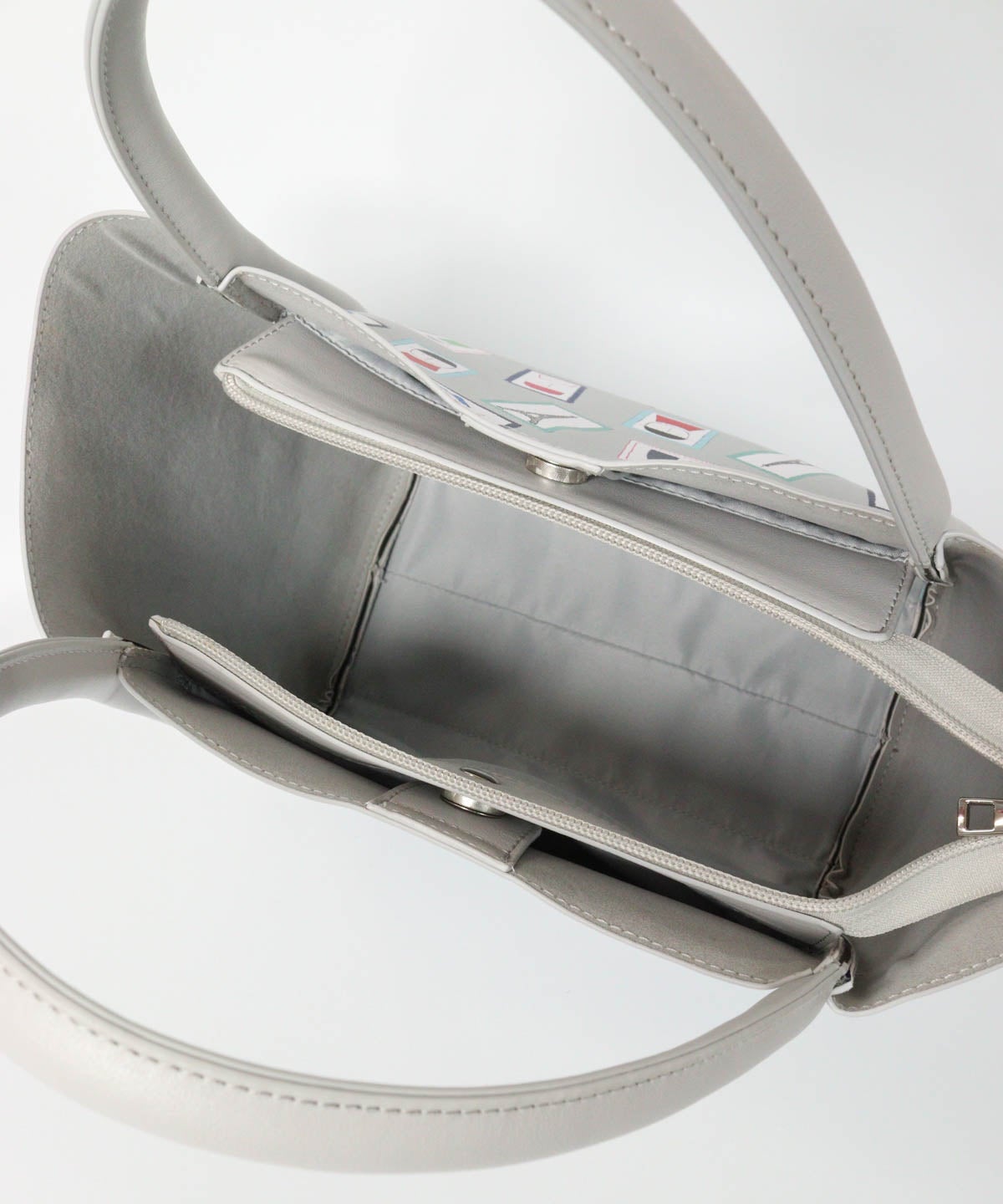 ジッパー開き時のバッグ内部（ライトグレー）