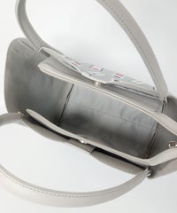 ジッパー開き時のバッグ内部（ライトグレー）