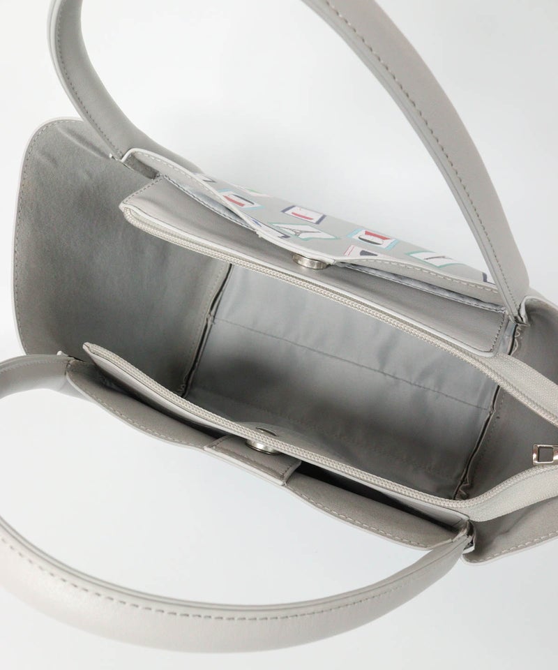 ジッパー開き時のバッグ内部（ライトグレー）