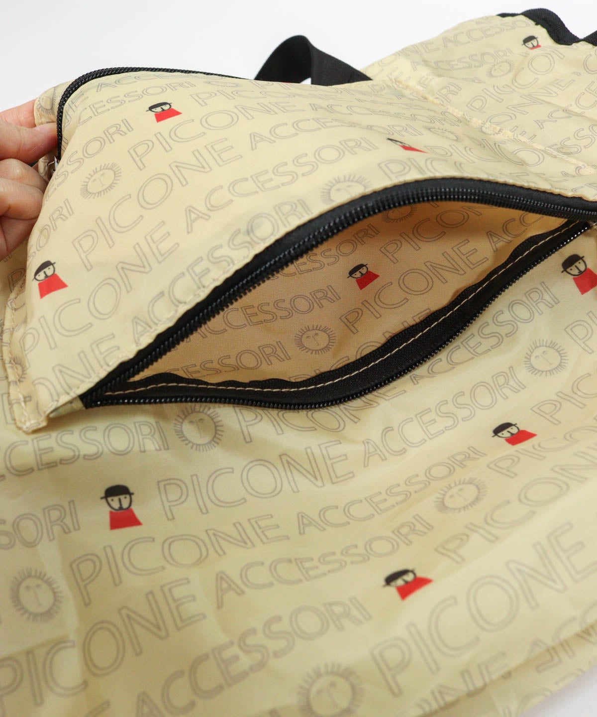 ポケット開きイメージ（ベージュ）