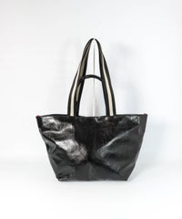 メタリックトートバッグ(ブラック)後ろ