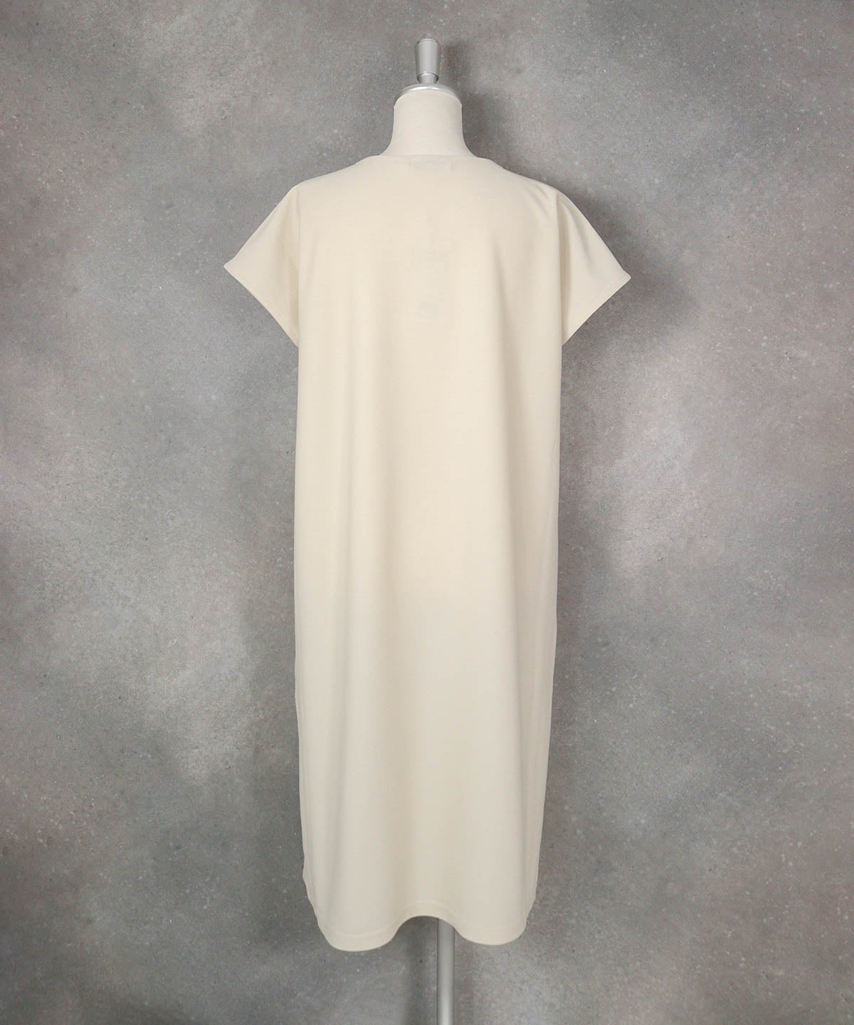 ツイルジャージー刺繍ワンピース(ベージュ)後ろ