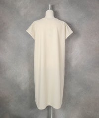 ツイルジャージー刺繍ワンピース(ベージュ)後ろ